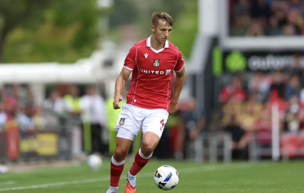 A Tense Start at the Racecourse